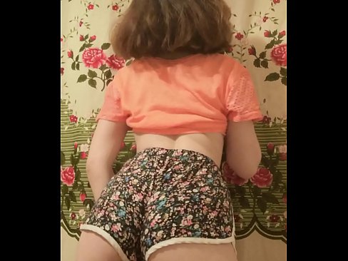 ❤️ セクシーな若いベイブがカメラでショーツを脱ぐ 上質なセックス ❌️
