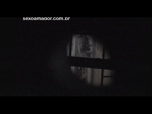 ❤️ ブロンドが空洞のレンガの後ろに隠れた近所の盗撮犯に密かにビデオ撮影される 上質なセックス ❌️