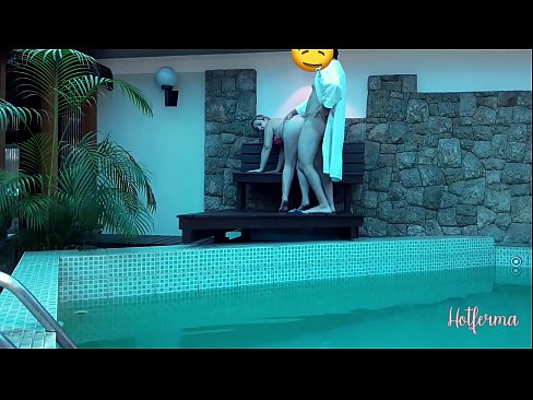 ❤️ 上司がメイドをプールに誘うも、我慢できずに熱くなる 上質なセックス ❌️